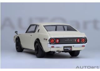 NISSAN SKYLINE 2000 GT-R (KPGC110) TUNED VERSION „CARBON BLACK BONNET“ weiß AUTOart 1:18 Composite